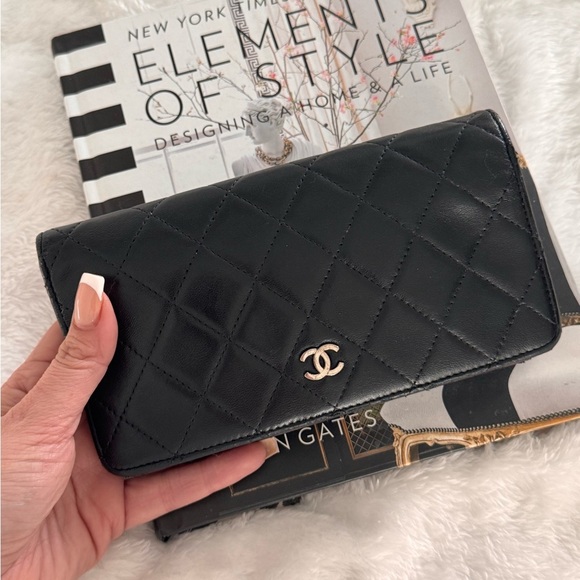 Authentic CHANEL Lambskin Matelasse wallet on chain crossbody bag - Picture 11 of 13